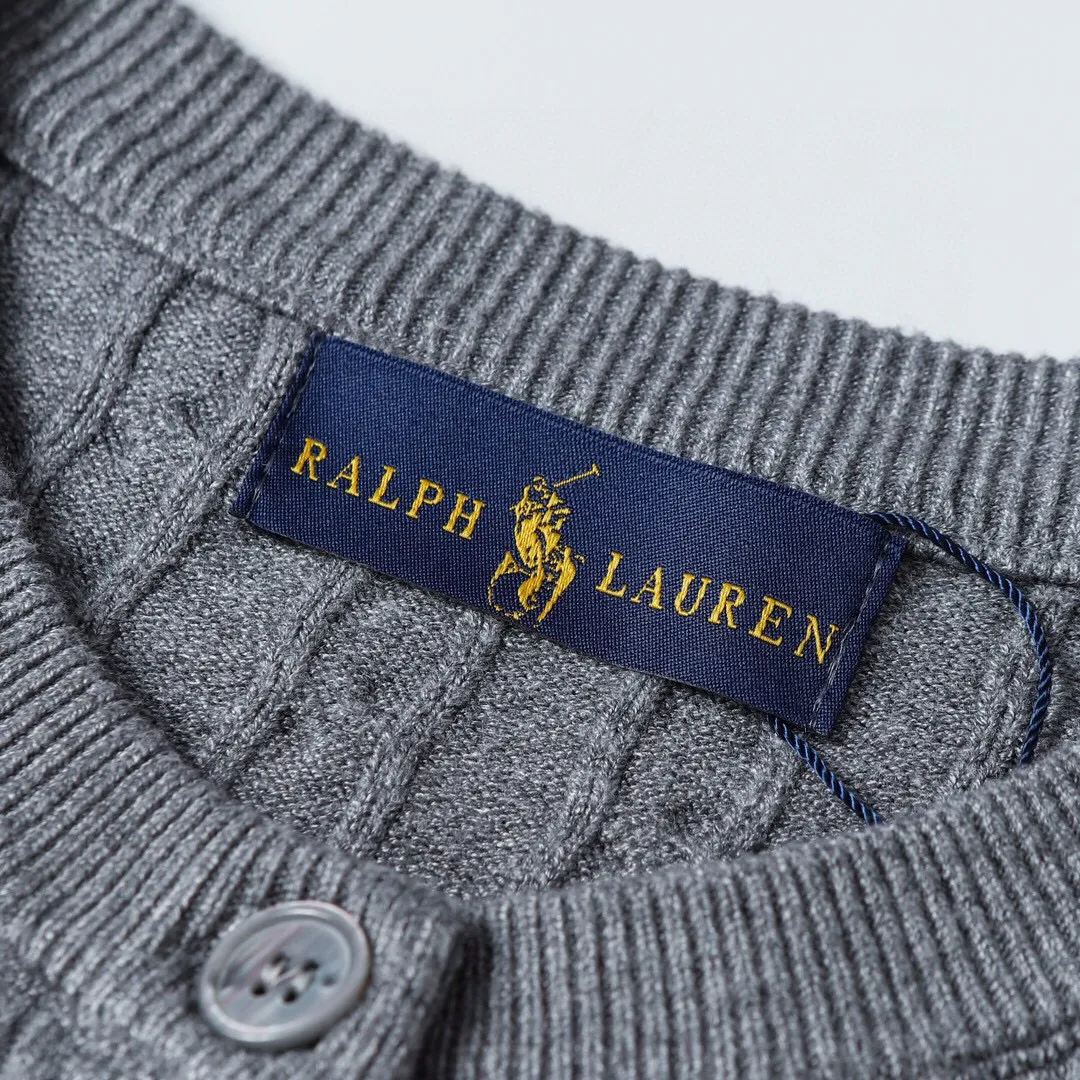 P166 Style No.: 602 -Ralph Lauren RL cardigan with classic war horse logo embroidery on the chest, long-sleeved sweater sweater jacket -The item is made of custom-dyed and custom-spun yarn, purchased from the original version. A full set of customized accessories. Details determine success or failure. Heavy new autumn and winter style. The weight of the item is as high as 800 grams. It is soft and delicate and does not tie the body. The upper body effect is very nice. Loose fit. Women's style. -Color: black, off-white, milk tea, light gray, dark gray. Navy blue red khaki red - Size: S / M / L S size 80-100 catties M size 100-120 catties Large size 120-135 catties